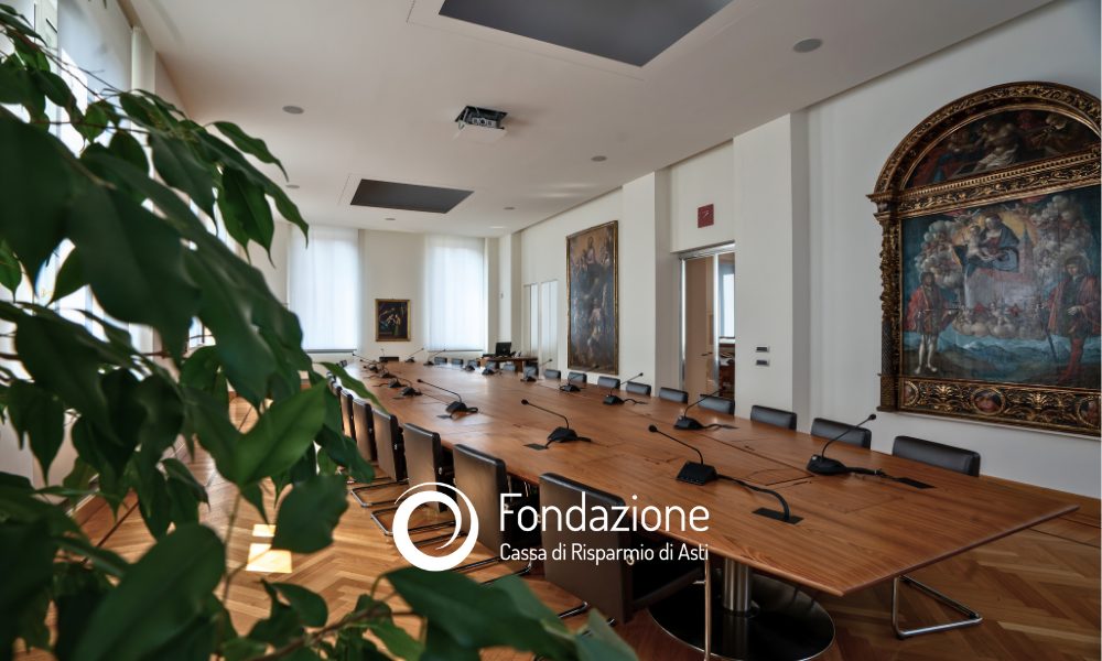 Foto Sala Consiglio dall'angolo con logo bianco