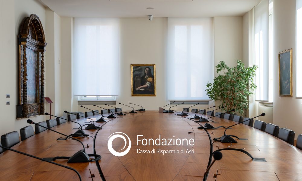 Tavolo sala consiglio Fondazione con Logo bianco
